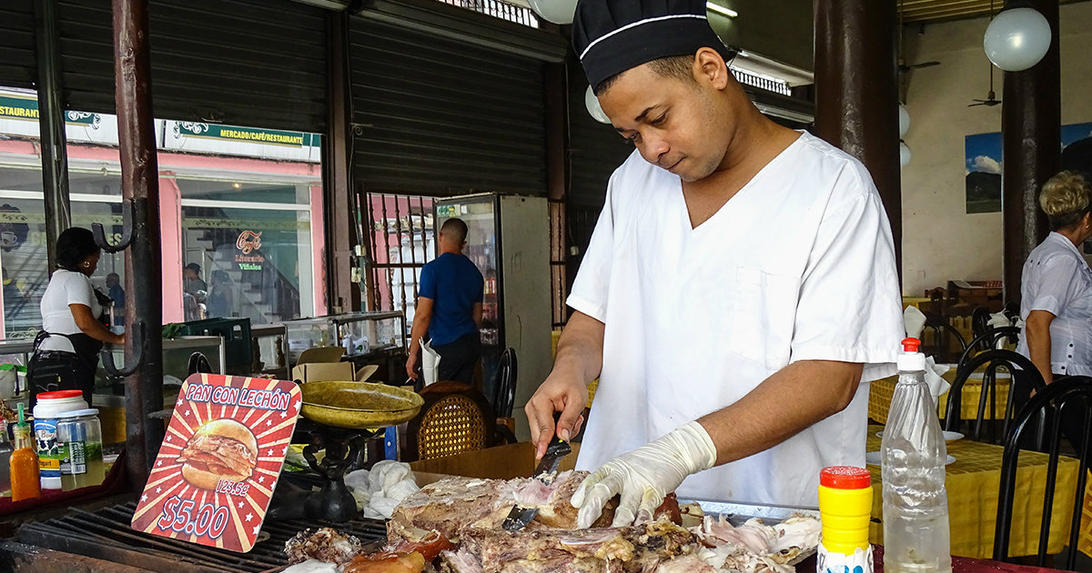 Trabajador de una cafetería de la calle O´Reilly cortando carne © CiberCuba