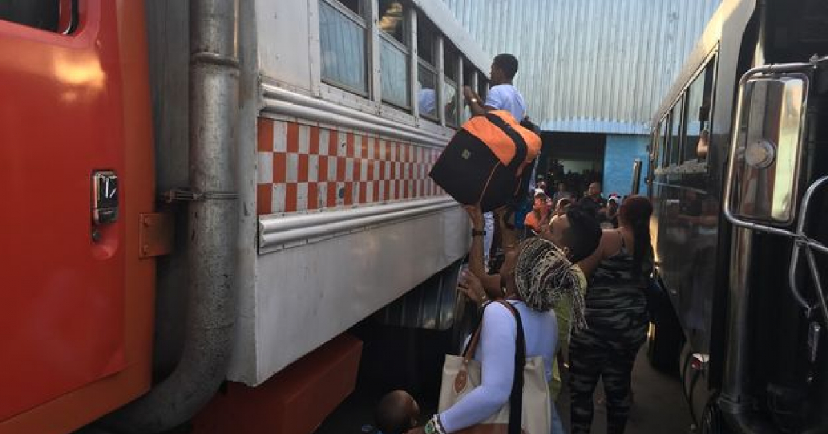 ómnibus en Cuba © 14ymedio