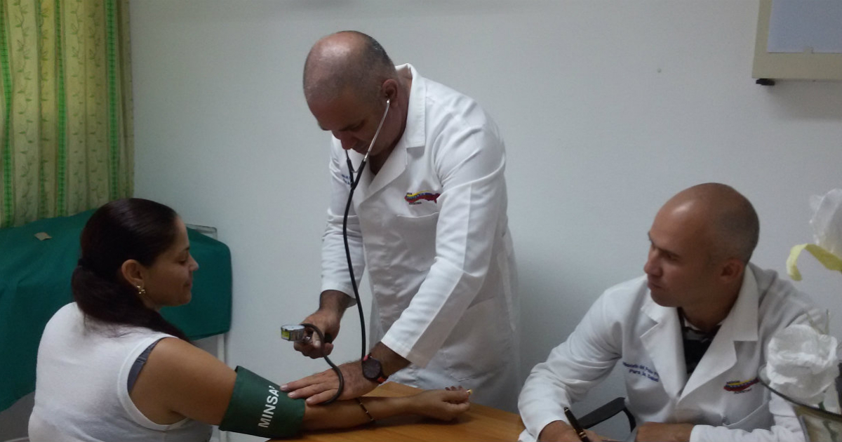 Médicos cubanos atendiendo a una paciente en La Habana © cfg.smcsalud.cu