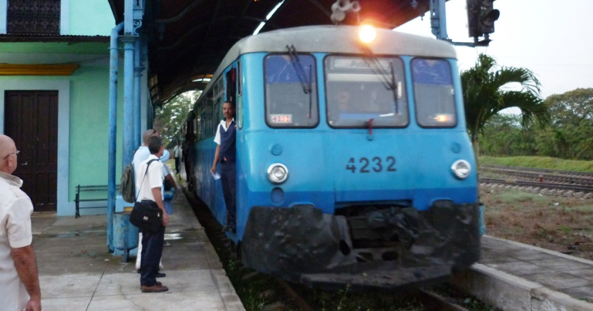 Tren suburbano en Bejucal © Wikipedia/Alabrada
