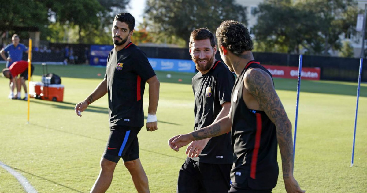 Messi bromea con Neymar antes de empezar el entrenamiento © Migue Ruiz / FCB