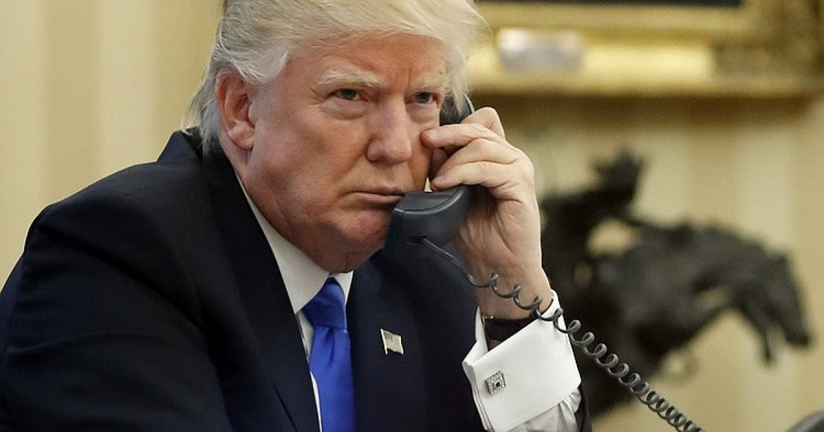 Trump al teléfono © ellingtoncms.com