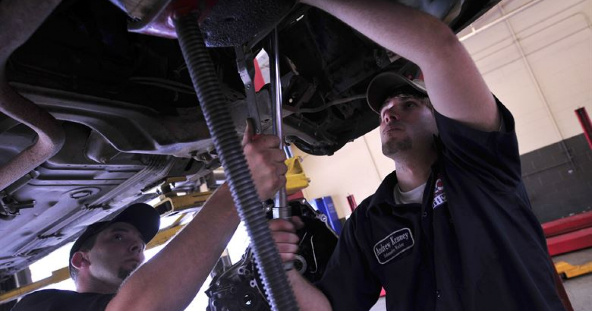 Trabajadores de la automoción en un taller de Estados Unidos © Moody Air Force Base