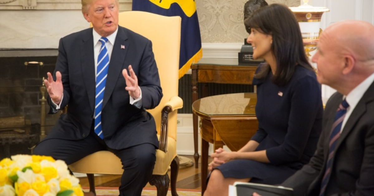 El presidente Donald Trump muestra sus manos durante una reunión © Twitter / Donald Trump