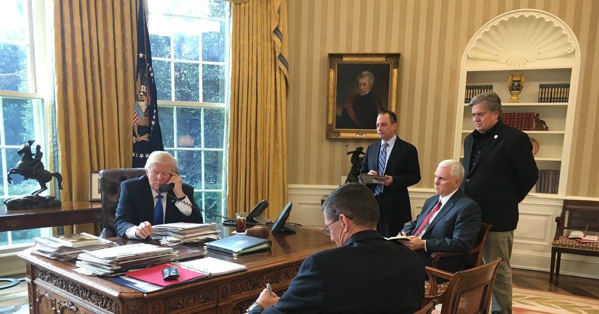 Donald Trump en una reunión con sus asesores en la Casa Blanca © Twitter / Sean Spicer