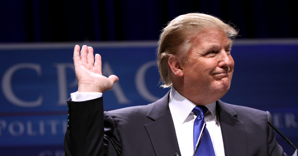 Donald Trump moviendo su mano durante una rueda de prensa © Flickr / Gage Skidmore