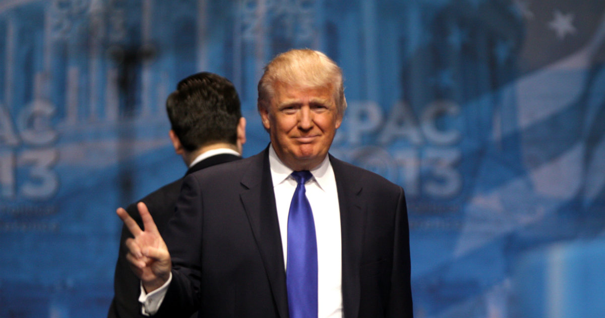 Donald Trump levanta los dedos en señal de victoria © Wikimedia Commons