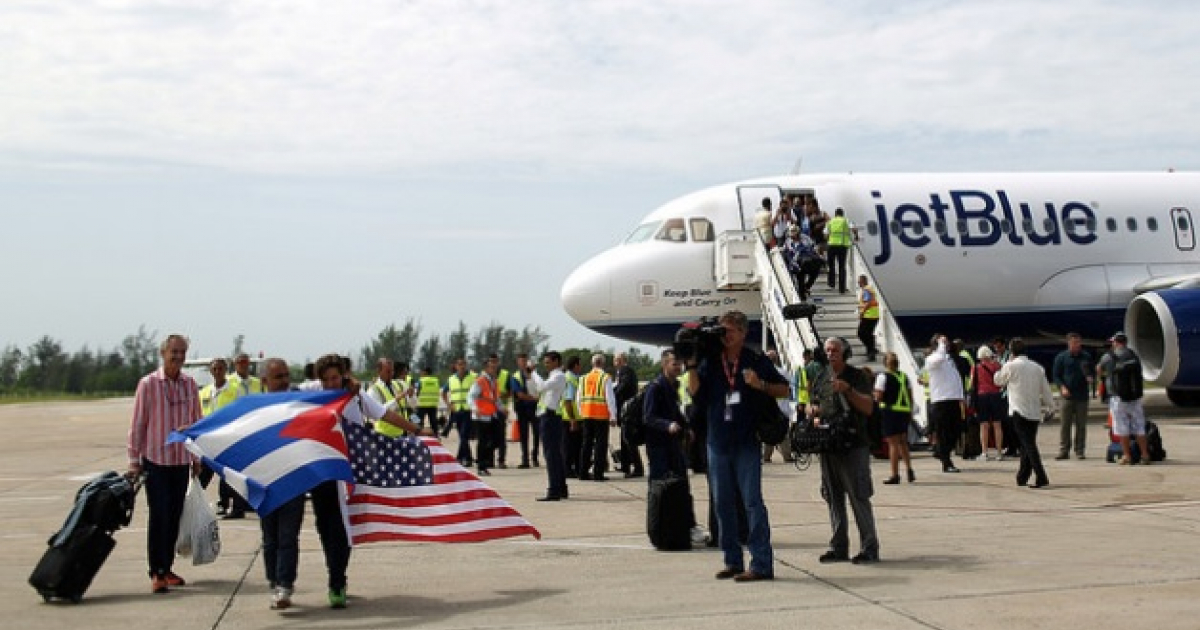 Pasajeros de JetBlue llegando a territorio cubano. © CiberCuba