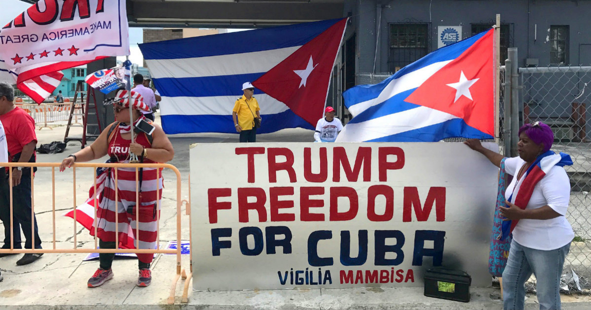 Partidarios de Donald Trump con la bandera de Cuba en Miami. © REUTERS / Bernie Woodall