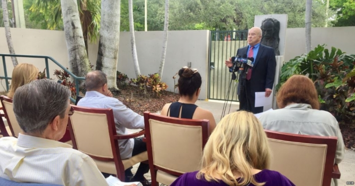 Frank Calzón durante un discurso en el Institute for Cuban and Cuban-American Studies © OCB