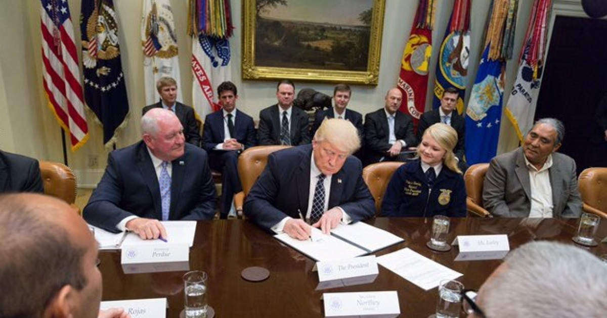 Donald Trump durante la firma de una orden ejecutiva © Twitter / Donald Trump