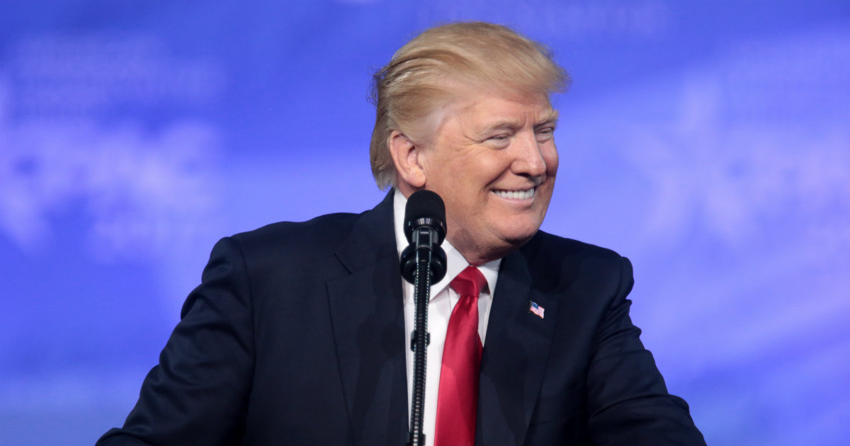 El presidente de Estados Unidos, Donald Trump, sonriendo ante la prensa © Flickr / Gage Skidmore