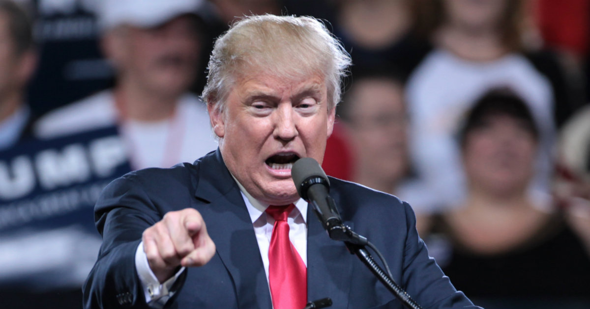 Donald Trump señala de forma enérgica con su dedo durante una rueda de prensa © Flickr / Gage Skidmore