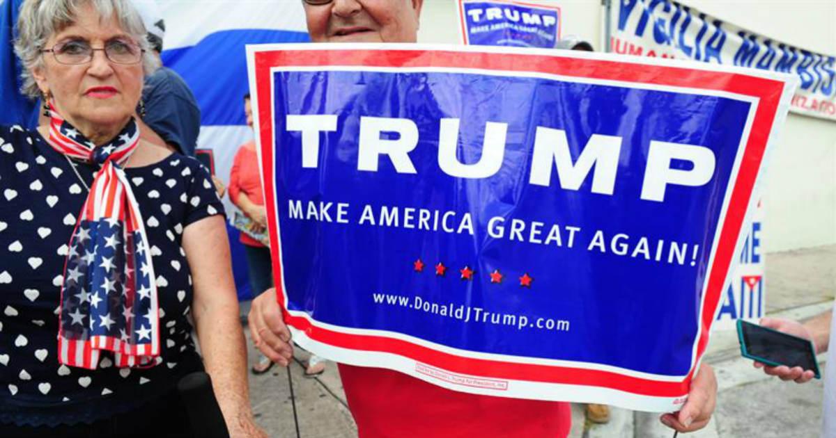 Seguidores de Donald Trump enseñan una pancarta a su favor © EFE/ARCHIVO