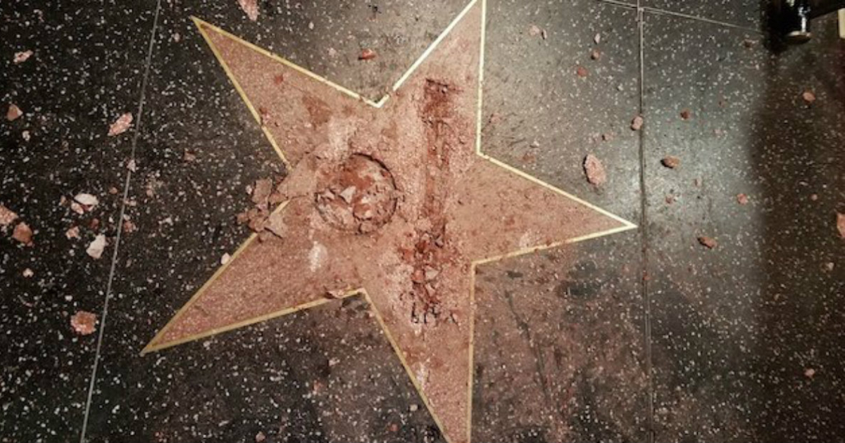 Estrella del magnate Donald Trump en Hollywood hecha añicos © Twitter / DeadlineDominic