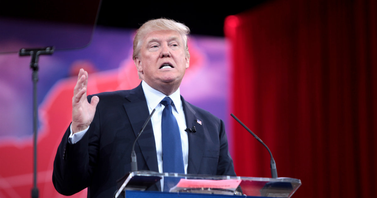Donald Trump con el rostro en tensión durante una conferencia de prensa © Wikimedia Commons