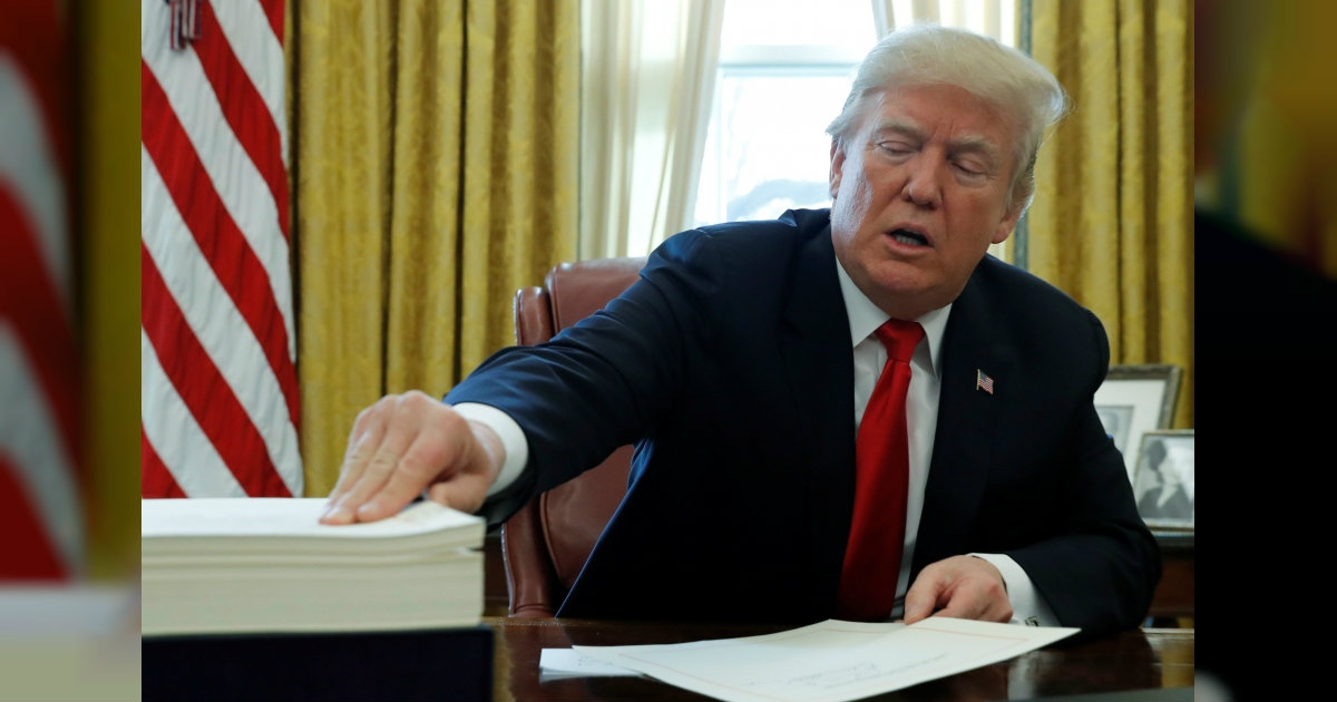 El presidente Trump firmando la orden ejecutiva © Reuters /Jonathan Ernst
