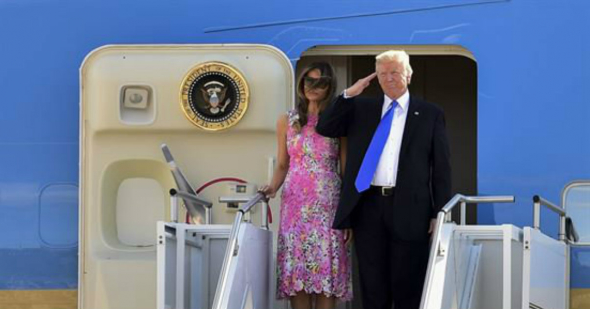 Donald y Melania Trump a punto de subirse al avión presidencial © Youngstown Air Reserve Station