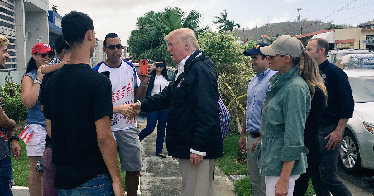 Donald Trump con los damnificados por el huracán María en Puerto Rico © Twitter / Donald Trump