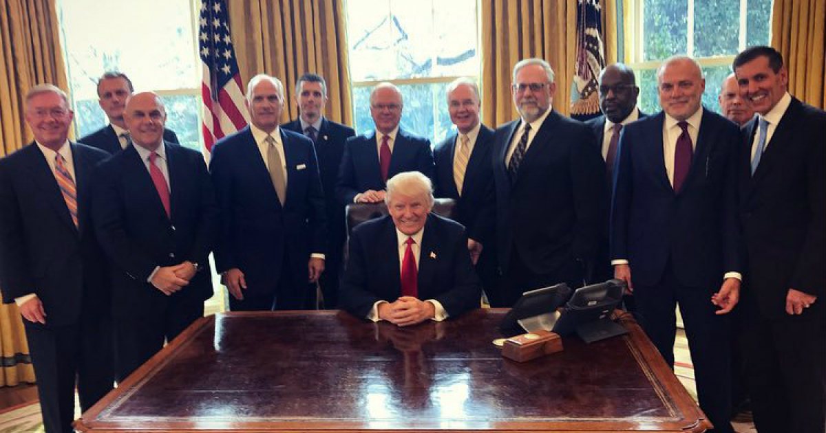 Donald Trump en una reunión con su equipo en la Casa Blanca © Twitter / Donald Trump