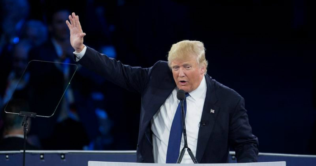 Donald Trump saluda en un discurso de su campaña presidencial © elnacional.com