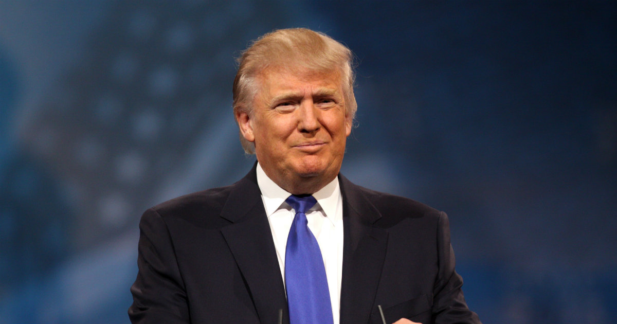 El presidente Trump sonriendo durante una conferencia de prensa © Flickr / Gage Skidmore