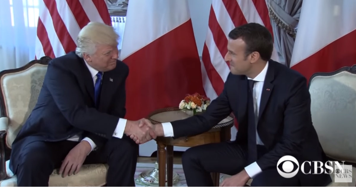 Macron apretón de manos © CBSN
