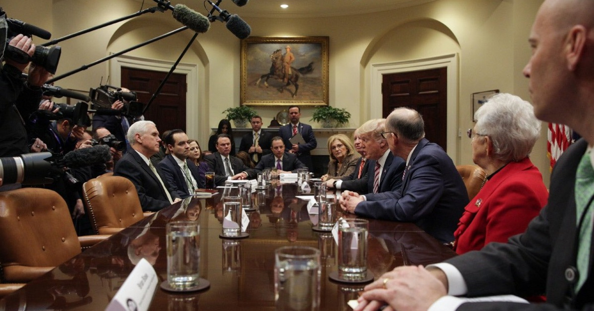 Trump reunido con su equipo de trabajo © Wikipedia.org