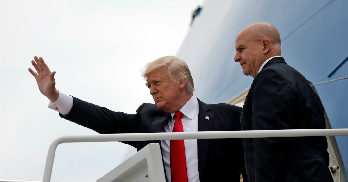 El presidente de EEUU, Donald Trump, saludando antes de volar a Miami. © REUTERS / Carlos Barria