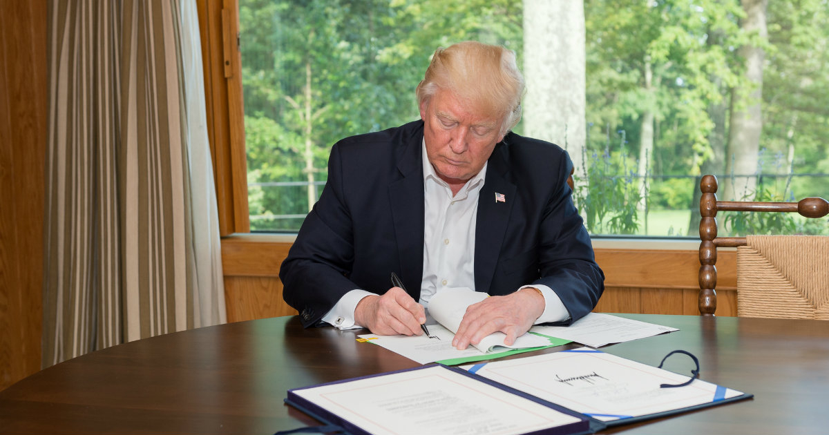 El presidente Trump firmando un documento oficial © Wikimedia Commons