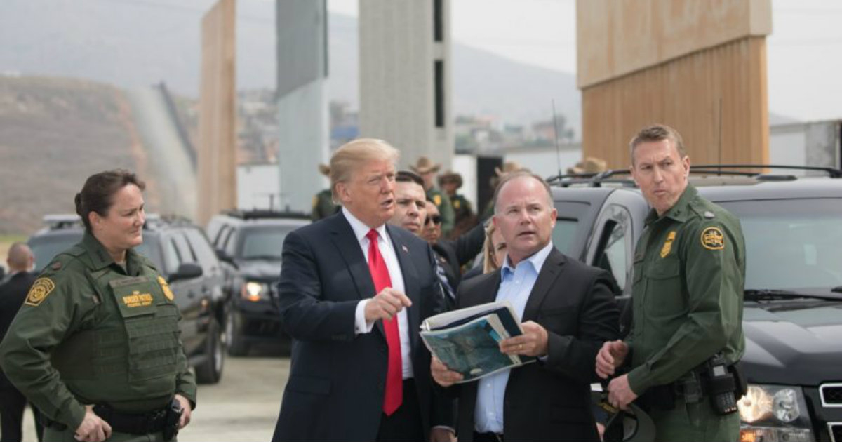 Trump, durante su visita al muro con México. © White House.