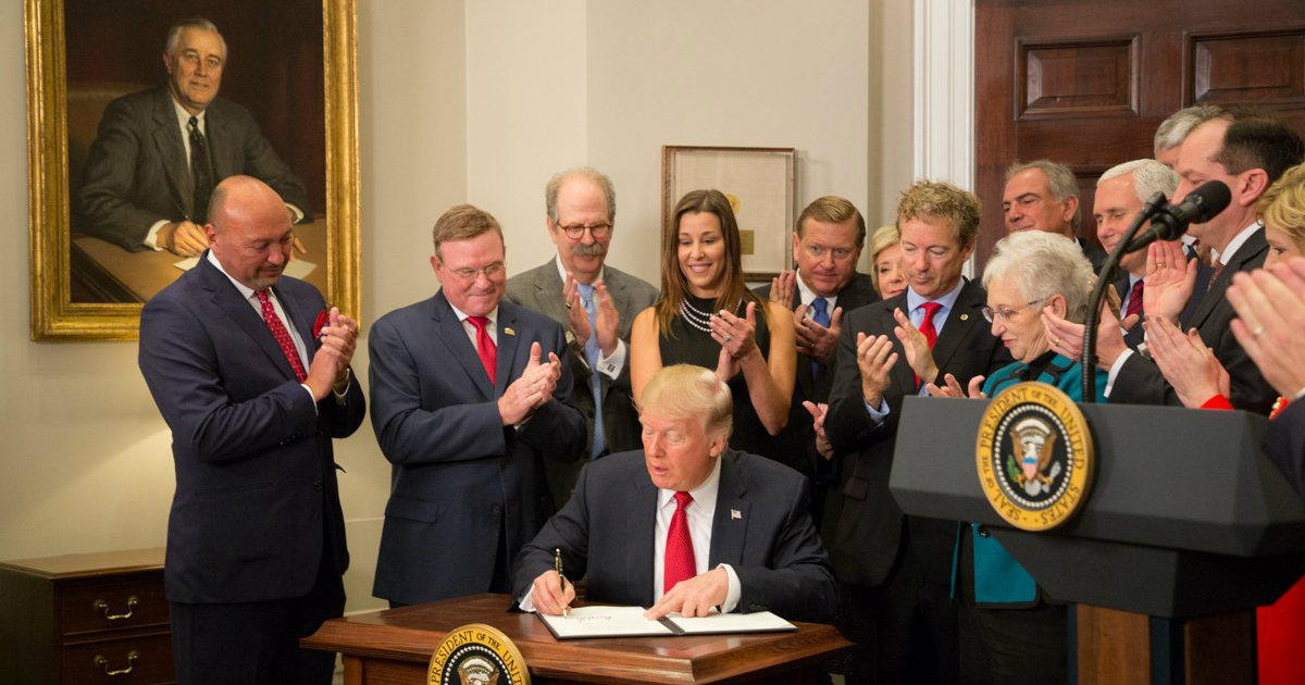 El presidente Trump firmando orden ejecutiva contra el Obamacare © Twitter / @WhiteHouse