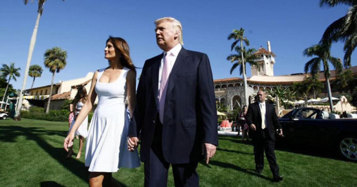 Trump y Melania paseando de la mano en Palm Beach © therealdeal.com