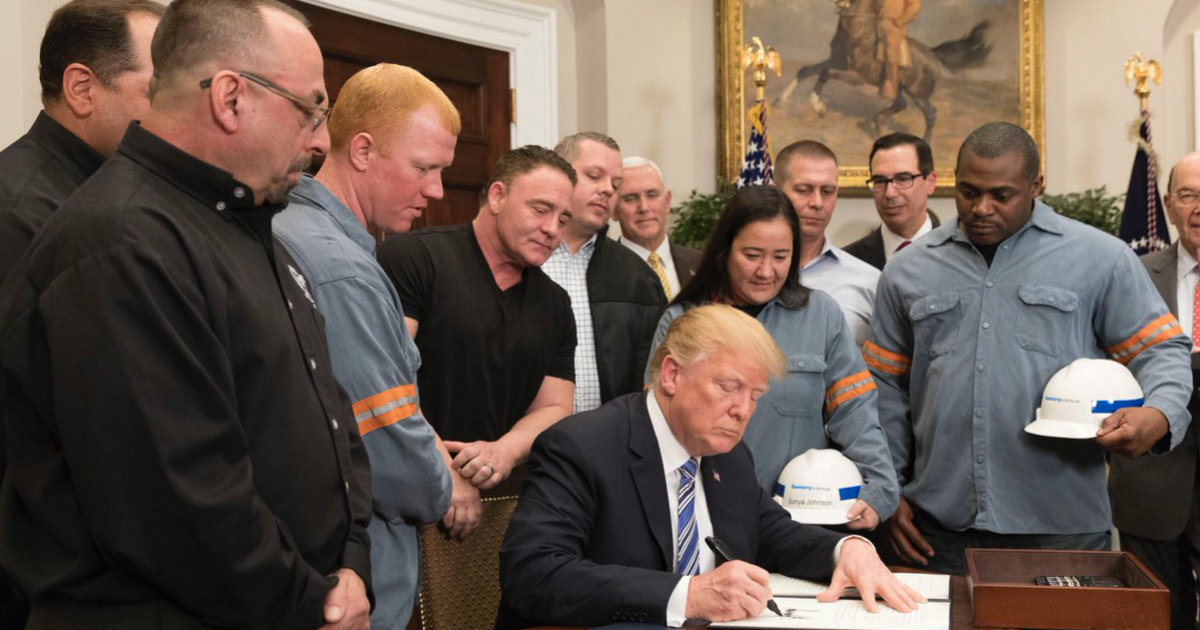 El presidente Trump, junto a obreros, en una foto de archivo. © Twitter/ Donald Trump