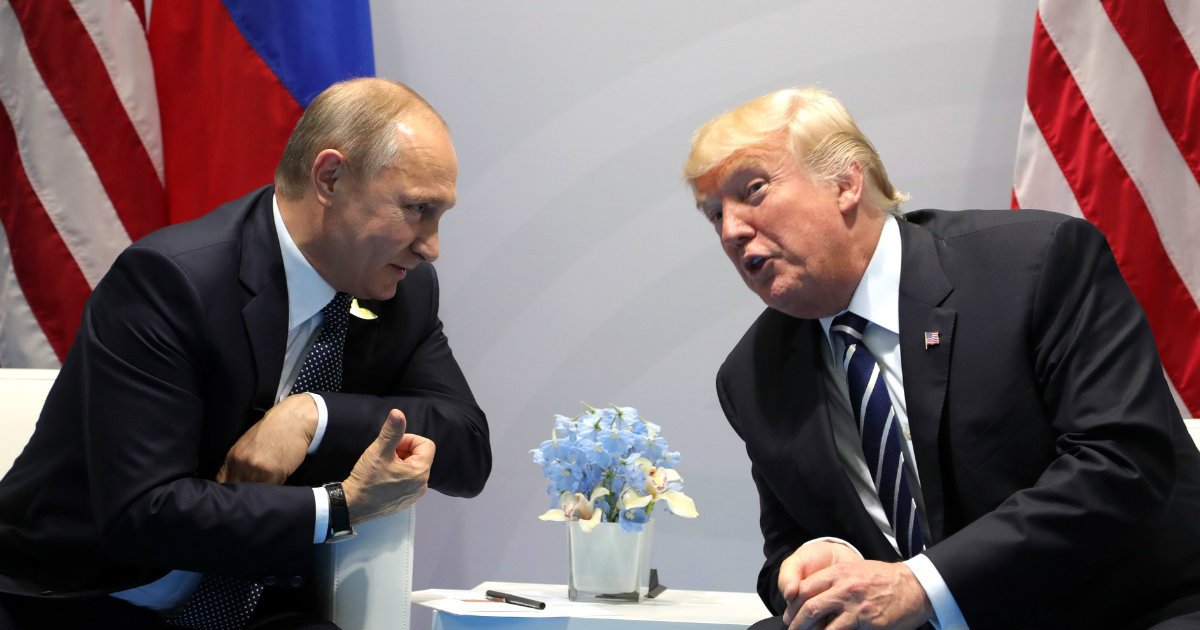 Putin y Trump compartiendo confidencias en una cumbre de G-20 © Wikimedia Commons
