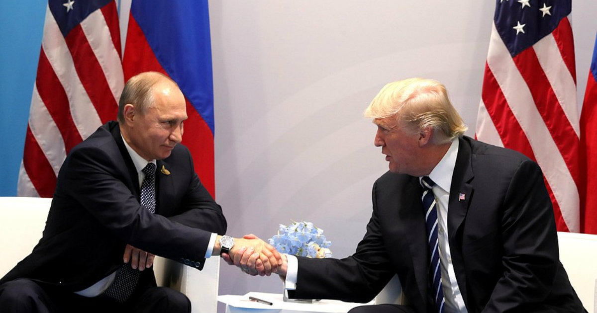 Putin y Trump se estrechan la mano en una imagen de archivo © Kremlin / Archivo
