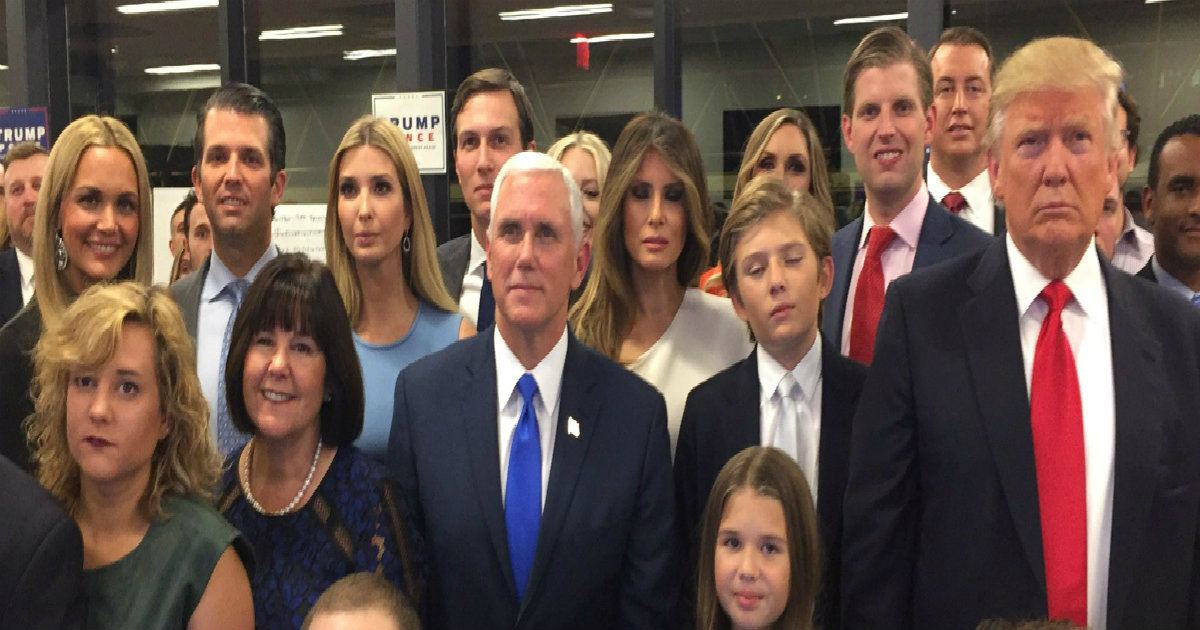 Donald Trump siguiendo los resultados con su familia y equipo de campaña © Twitter / Donald Trump