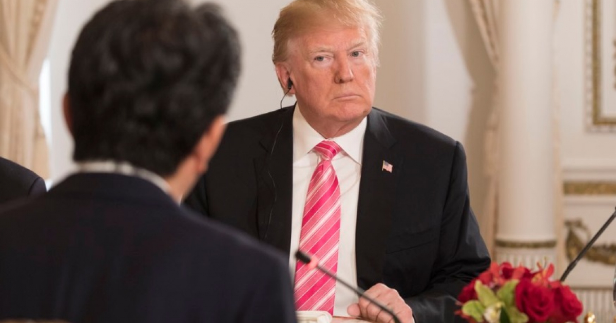 El presidente Trump mira con el rostro serio durante una reunión © Twitter / Donald Trump