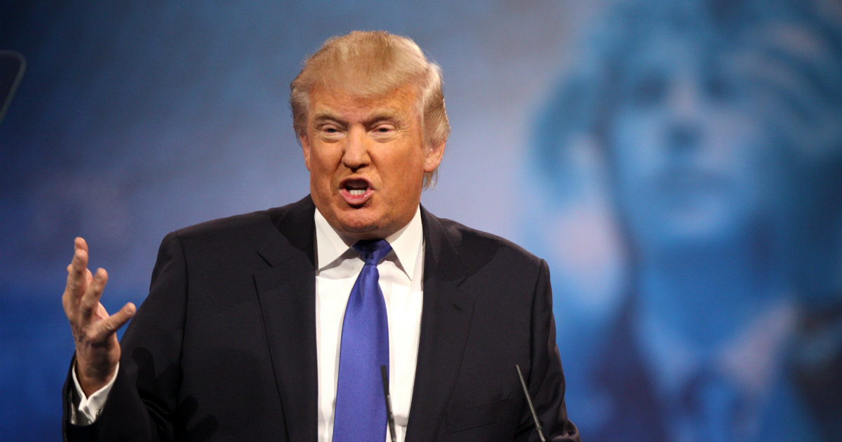 El presidente de EEUU, Donald Trump, gesticulando de forma agresiva © Flickr / Gage Skidmore
