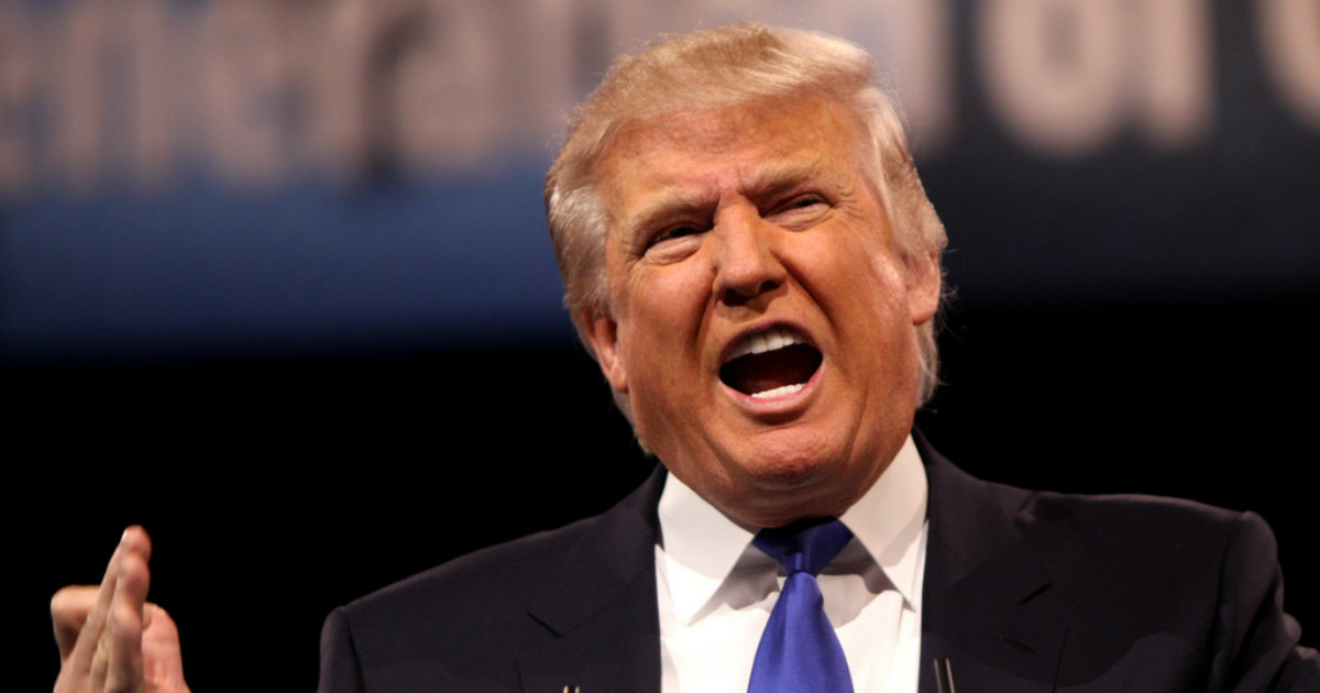El presidente Trump con cara de enfado durante una conferencia © Flickr / Gage Skidmore