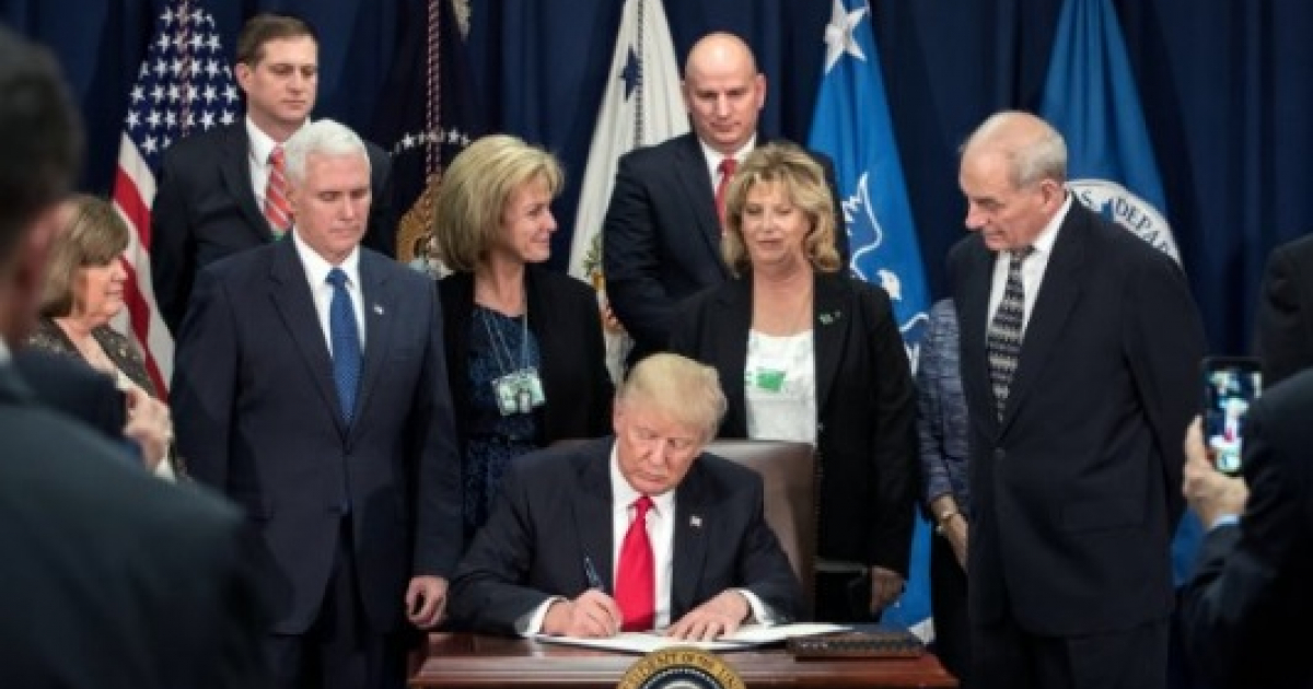 Donald Trump firmando documentos rodeado de colaboradores © Twitter / Donald Trump