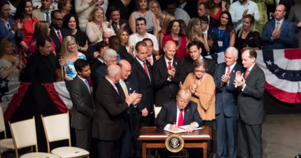 El presidente de Estados Unidos, Donald Trump, firmando una orden ejecutiva © Twitter / Donald Trump