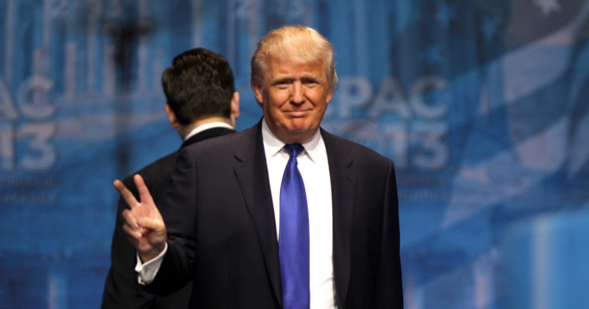 El presidente de EEUU, Donald Trump, en un gesto victorioso © Wikimedia Commons