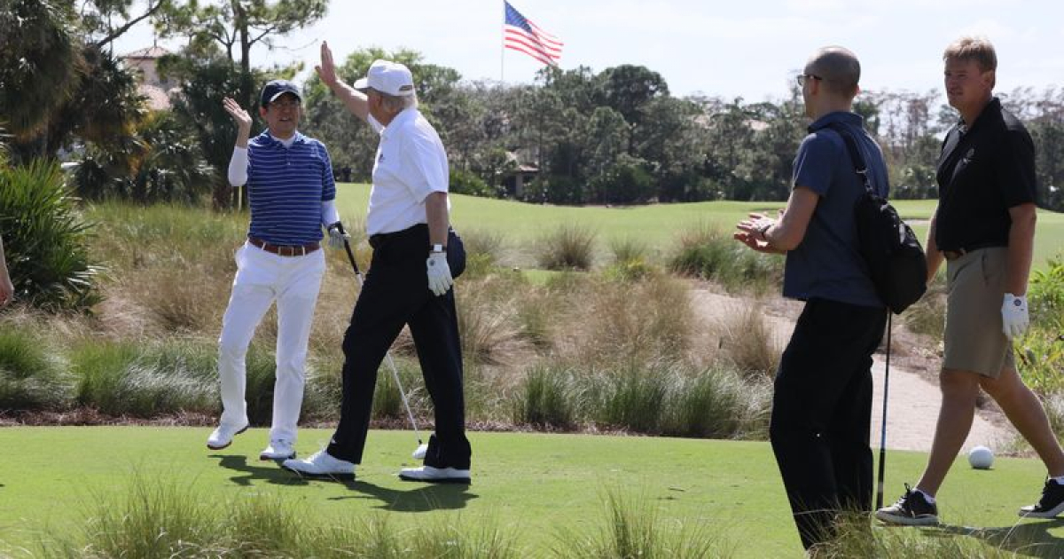 Trump juega al golf © Bloomberg