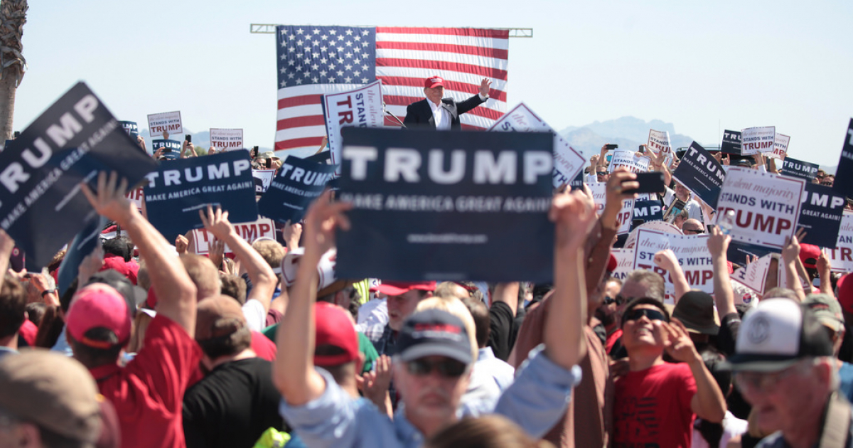 Trump con votantes rurales © Flickr/Gage Skidmore