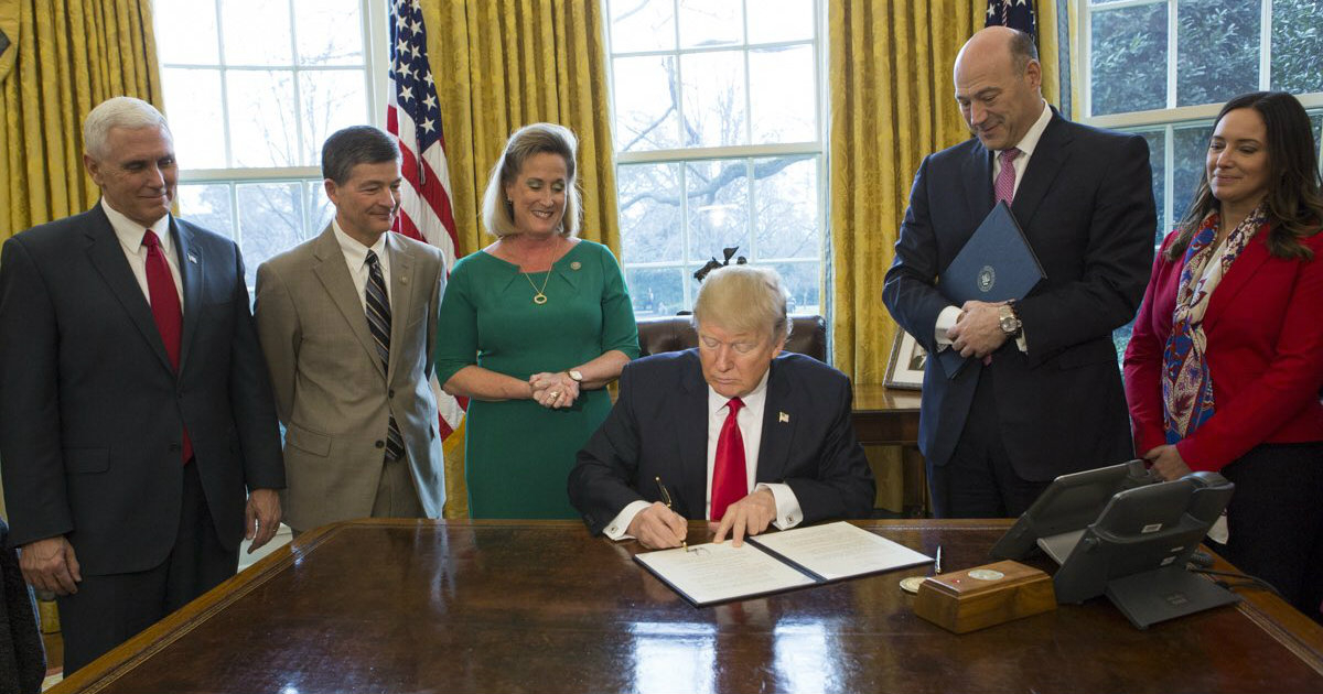 Trump firmando nuevas regulaciones comerciales. © Wikimedia Commons