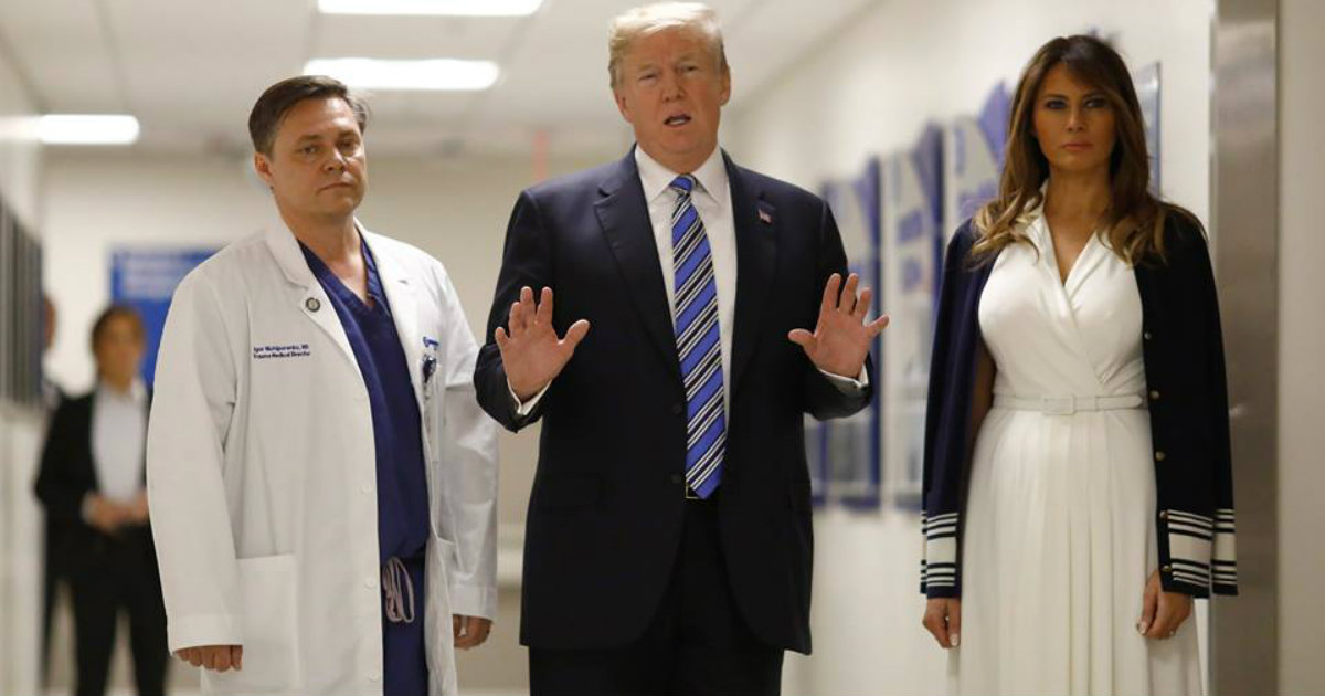El presidente Trump y la Primera Dama, en el hospital donde se recuperan las víctimas de la masacre de Parkland. © Reuters.