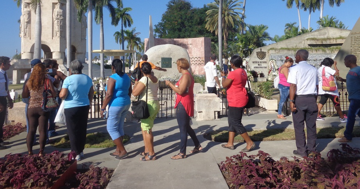 Visitantes en Santa Ifigenia para visitar la tumba de Fidel Castro © Trabajadores / Betty Beatón