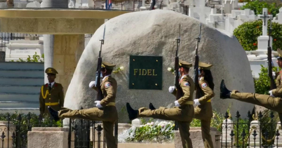 Soldados ante la tumba de Fidel Castro © Cibercuba