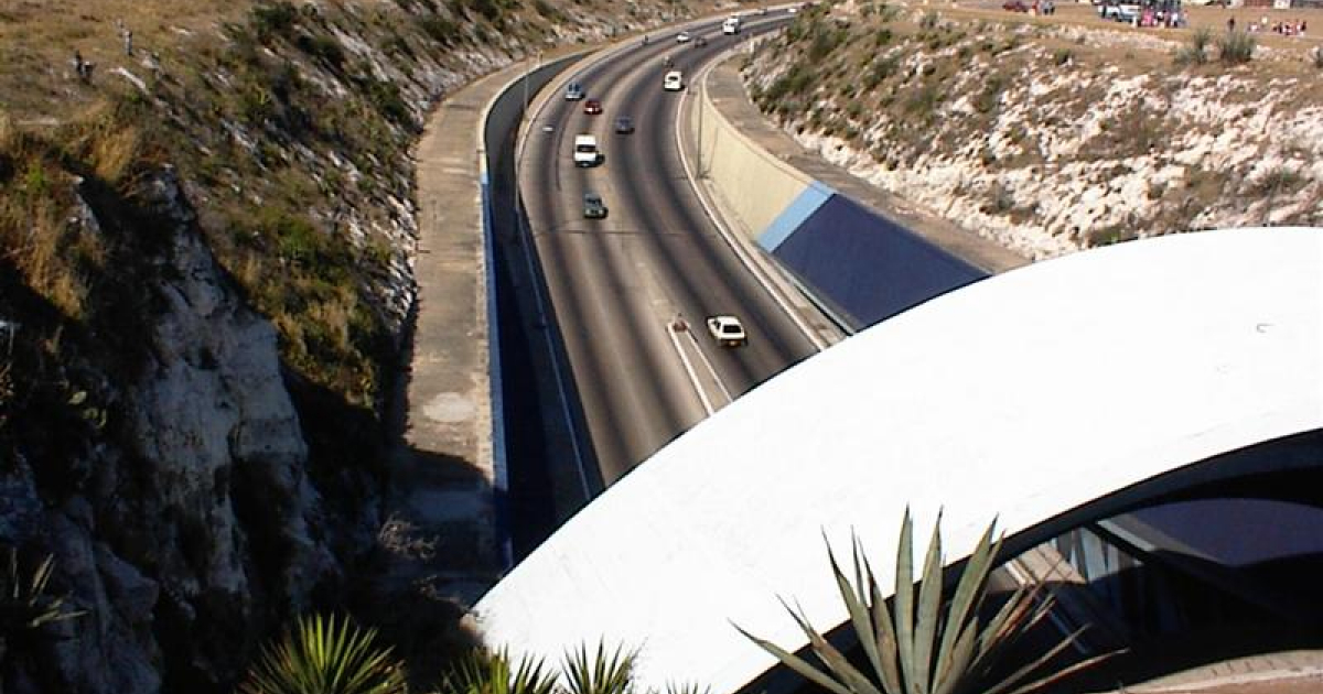 Entrada al Túnel de la Bahía © Wikimedia Commons